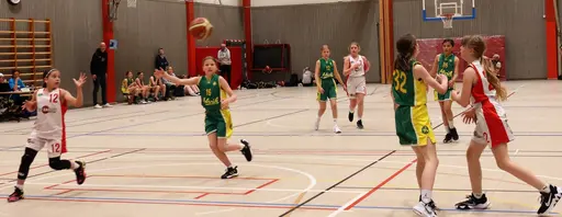 Perfekta passningar! Freja->Nevena, Engla->Elin, Nevena->Emma, Olivia->Lisa