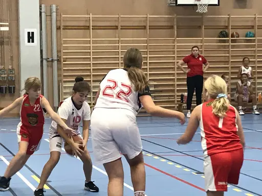 Intensivt i gamla Rotebrohallen mot Täby! (Foto: Veronica Wännman och Carina Höglund)