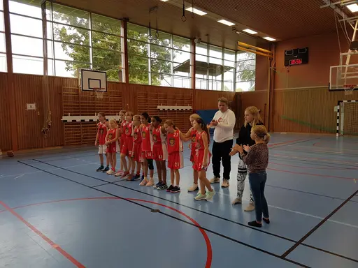 Intensivt för supertjejerna i Sollentuna Sporthall mot Alvik! (foto: Magdalena Olofsson)