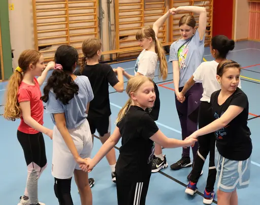 Vända matta, knuten, "rockringen", hoppet och pinnen!