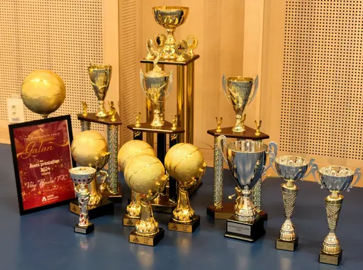 Teambuildingsövningar, Amerikansk fotboll o brännboll samt fika hör oxå till traditionen efter cupsegrar!