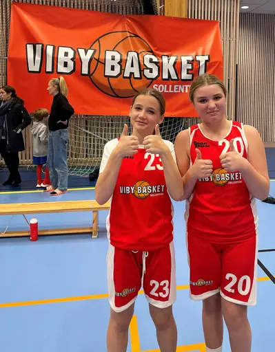 F08 spelade USM hemma och F10 hjälpte till både med torkning och matchspel (Emma o Lisa). F08 gick vidare! 