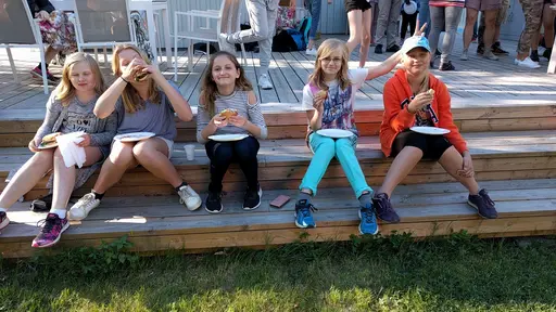 29/5-2017: F06s säsongsavslutning som blev riktigt lyckad. Grillade hamburgare, diplomutdelning, stress och självklart fick tjejerna lära sina päron hur man kan dribbla med två bollar samtidigt:)