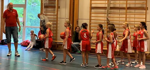 Lagbild, peppning, uppvärmning, matcher och sist sång för de nya! (Foto: Jeanette Ahlström)