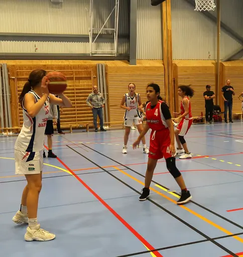 Supertjejerna var indelade i 2 jämna lag som båda tog A-Brons!