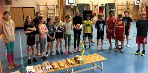 8-10 glada F10-tjejer med ett gäng P10 tränade dagligen under  påsklovet. Fikaavslutning!