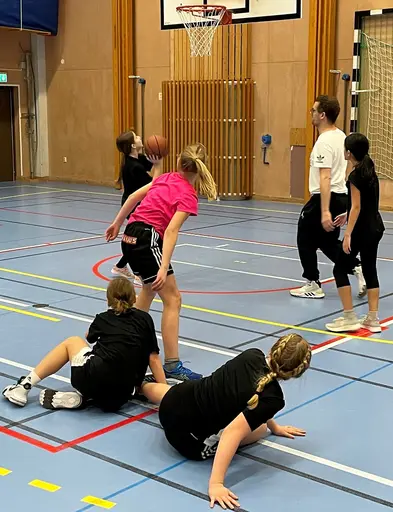 Supertjejerna fick celebert besök i form av gästtränare Charlie - bara nya roliga övningar - mycket uppskattat!