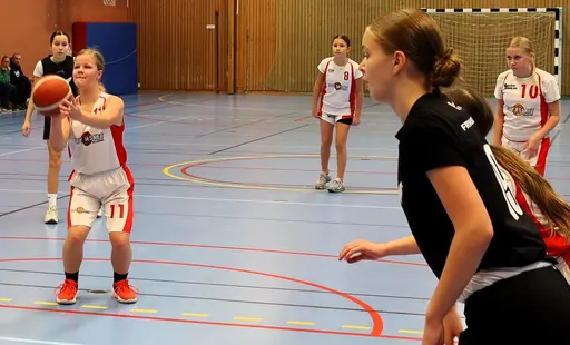 Supertjejerna besegrar Frysen, trots 3 spelare utfoulade sista minuterna...