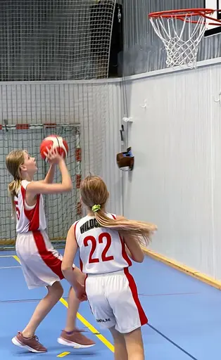 Supertjejerna möter 6 olika Blackelag i Tappströmshallen på Ekerö