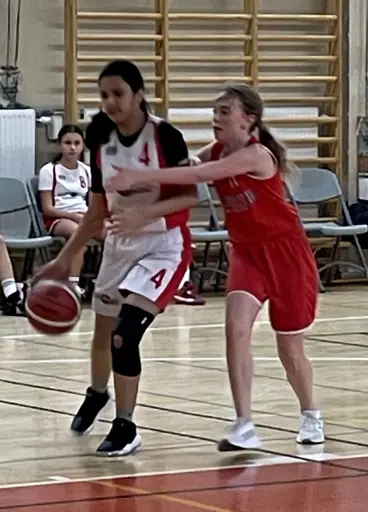 Maya, Jennifer, Selma, Arushi, Amanda, Aishani, Olivia o Maj i tuff batalj mot Danderyd