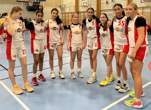 Röda laget till final i Stockholmscupen och Vita laget till semifinal i Lions Cup