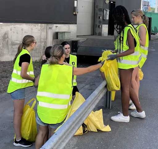 Supertjejerna städar!