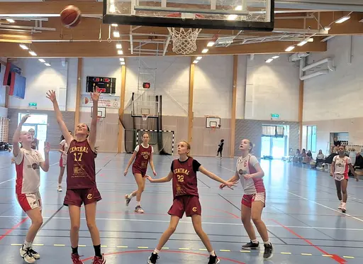 Röda laget efter segern mot Duvbo, Vita mot Central och en del bilder från Täbymatchen