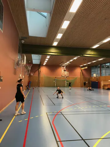 1/11-2018: Under veckan har ett glatt gäng hängt i hallen och taggat upp inför Telge. Morgonträningar med Marco och Elliot samt kvällsträningar som vanligt, ett riktigt härligt lov med massa basket!