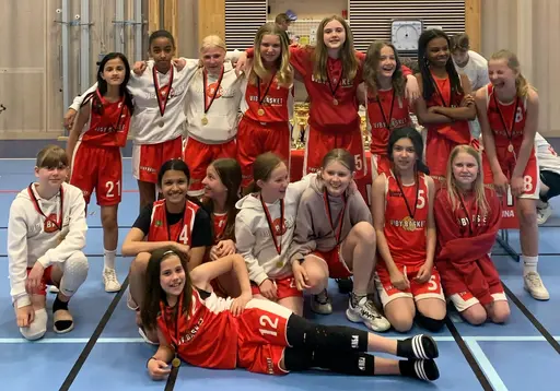 Supertjejerna med medaljerna, Nellie (o Teodora) årets ungdomscoach, Lisa fick ta emot Pers pris.