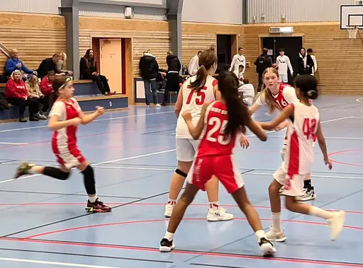 Supertjejerna tar en ny seger mot Blacke Nälsta