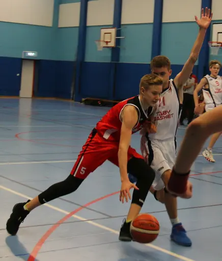 Albin skjuter, Adam o Jacob krigar, Gabriel hoppar högt, Josias attackerar (Fotograf Mats Anderson)