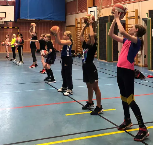 10 glada F10-supertjejer på Viby Baskets Daycamp!