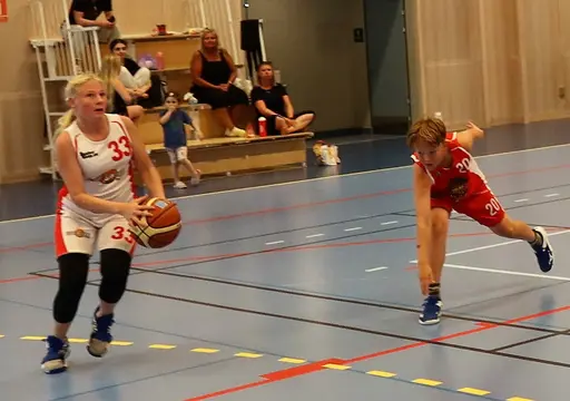 Supertjejerna besegrade Vibys P10 i första matchen för säsongen