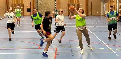 Intensivt i den traditionella matchen mot föräldrarna!
