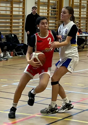 Vita laget besegrar Spånga i en jämn match!