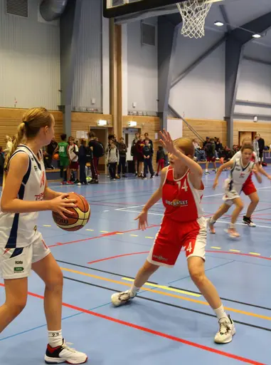 Supertjejerna var indelade i 2 jämna lag som båda tog A-Brons!