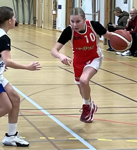 Vita laget besegrar Spånga i en jämn match!