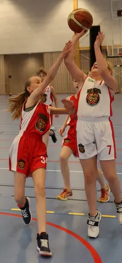 Supertjejerna in action i den avslutande träningsmatchen mot F09