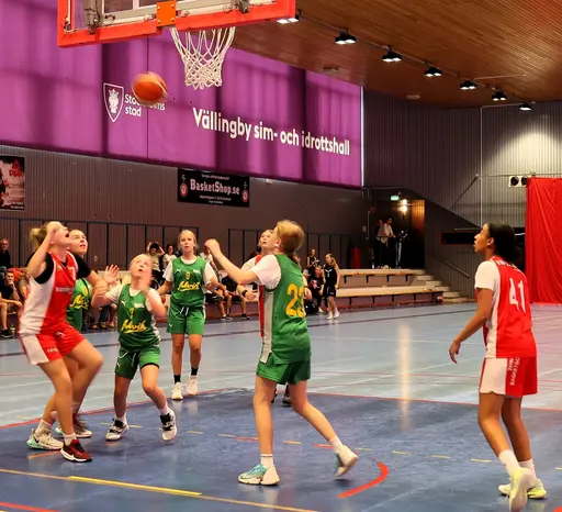 Röda laget - Silvertjejerna - in action i Vällingbyhallen mot Alvik och Duvbo