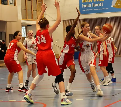 Supertjejerna avslutar gruppspelet med seger mot Blacke Röd