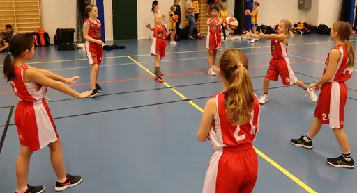 Supertjejerna visar fin-fin teknik i passningsuppvärmningen (Tips, klicka på första Bilden o bläddra sen med högerpil så ser du bollbanan)
