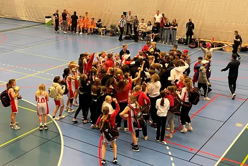 Lagen tackar varandra efter finalen, touch bucklan, F10 + P10 som båda vann guld! Publiken hyllar P10 (som vann en jämn final med 2p)