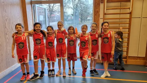 Hela laget samlat efter sista matchen, fokuserat försvar i första matchen, tack för första matchen, taktiksnack på bänken