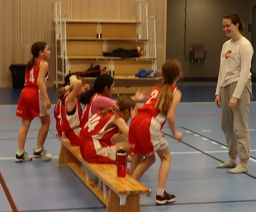 Supertjejerna flyger fram i Edsbergshallen mot AIK!