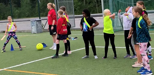 10 glada F10-supertjejer på Viby Baskets Daycamp!