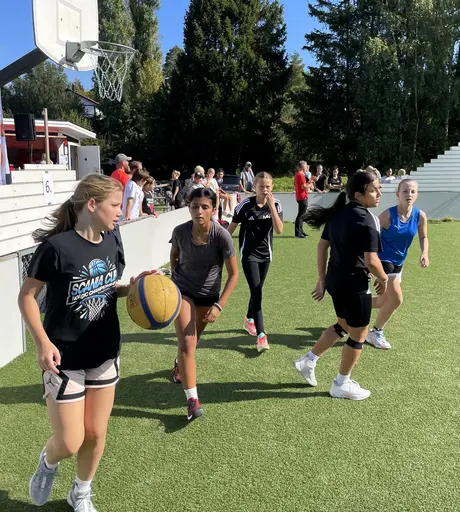 Supertjejerna spelar 3 mot 3 i sommarsolen på Vibyplanen!
