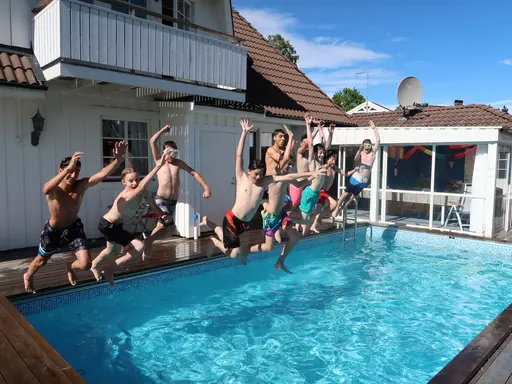 11 grabbar flyger i poolen! (Juni 2017)