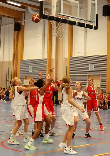8 supertjejer besegrade Danderyd