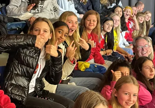 Supertjejerna kikar på en superspännande landskamp som Sverige tyvärr förlorade till slut.
