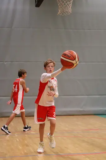 Samling och taktiksnack inför Blackebergs Basket Cup, september 2022