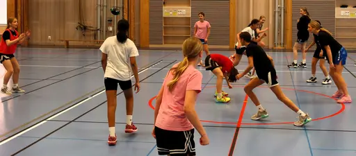 Teambuildingsövningar, Amerikansk fotboll o brännboll samt fika hör oxå till traditionen efter cupsegrar!