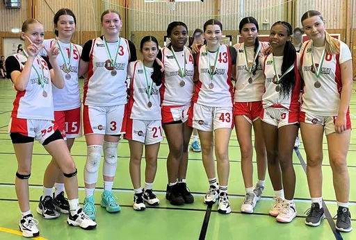 Röda med Guldmedaljer o Segerpokal samt Vita med Bronsmedaljer