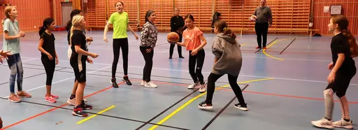 Fika och som spontant extranummer: fight! (blandat med lite dans och allsång)