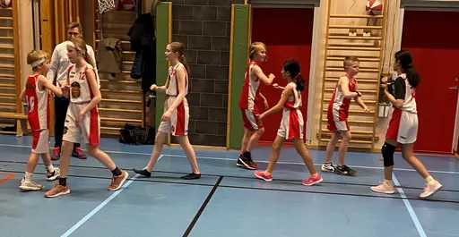 Högt tempo i Runan! Supertjejerna bjöd på ett kompakt försvar och ett flygande anfallsspel!