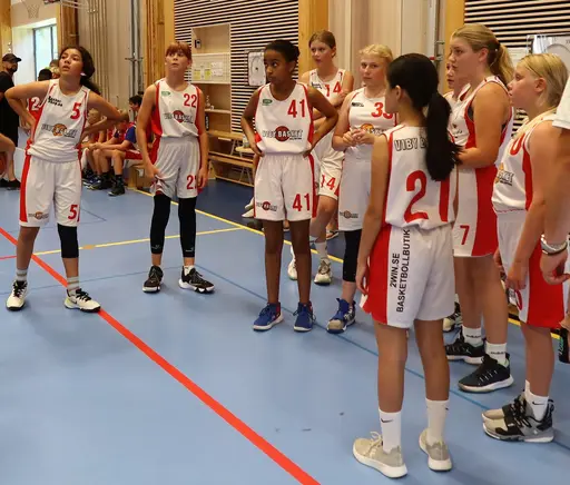 Supertjejerna besegrade Vibys P10 i första matchen för säsongen