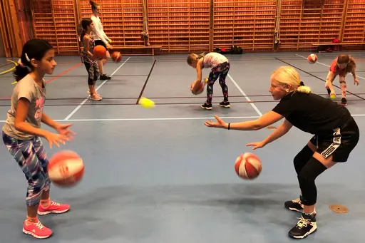 Superbra tennisbollsträning! Emma & Lisa, Aishani & Engla, Olivia & Tara, Disa & Elin, Louise & Amanda