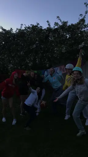 19/5-2018: Fantastiska 04orna överraskade Amelie o Elin med en supermysig picknick hos T där ALLA var med. Plus att de fick lite presenter också. Otroligt mysig kväll!