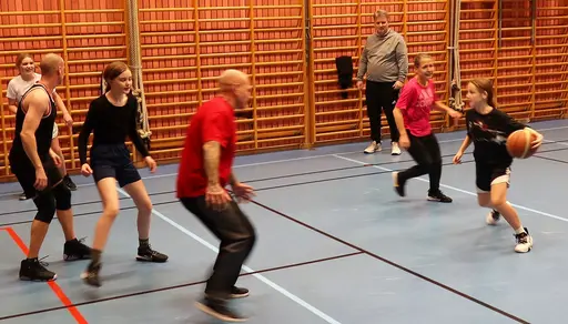 Dans, föräldramatch, fika, straffkasttävling och passningstävling