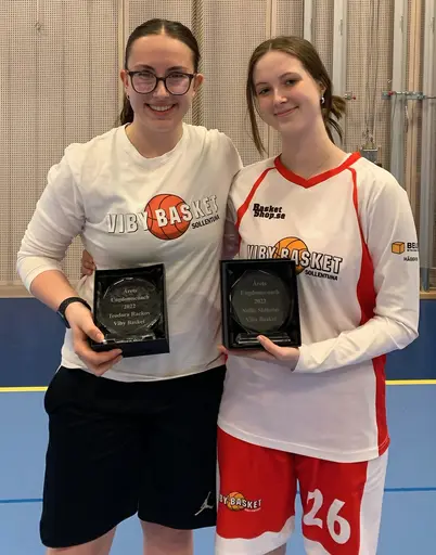Supertjejerna med medaljerna, Nellie (o Teodora) årets ungdomscoach, Lisa fick ta emot Pers pris.