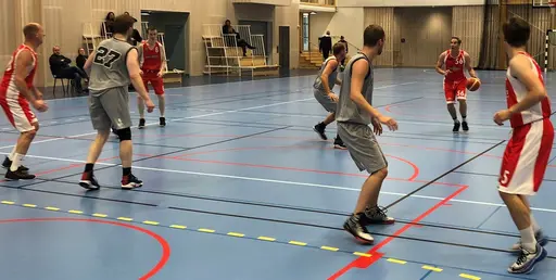David omringad, Marcus skjuter, födelsedags"barnet" Fredrik i attack!